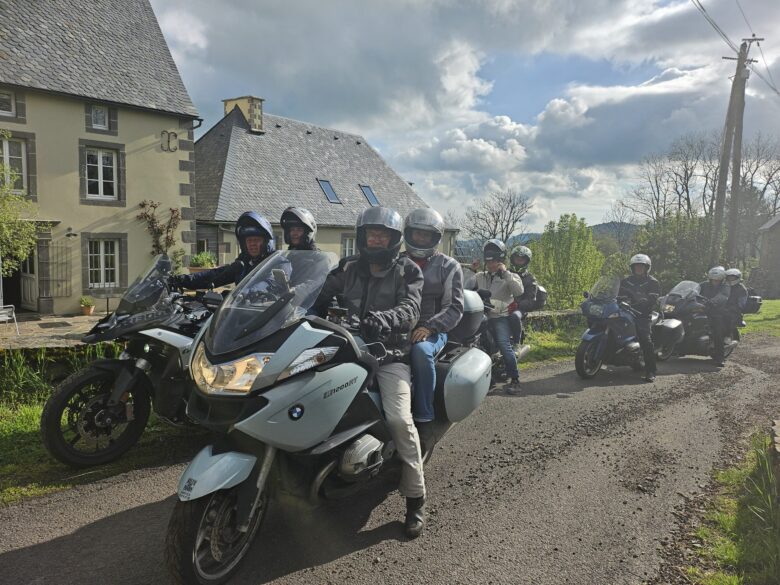 Accueil d’un groupe de motards à la Datcha Anastasia, devant la maison d’hôtes