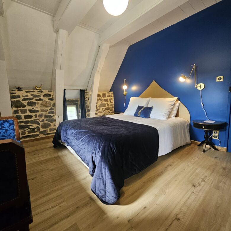 Vue d’ensemble de la chambre Anastasia à la Datcha, décorée dans des tons bleu nuit et doré pour une ambiance chic