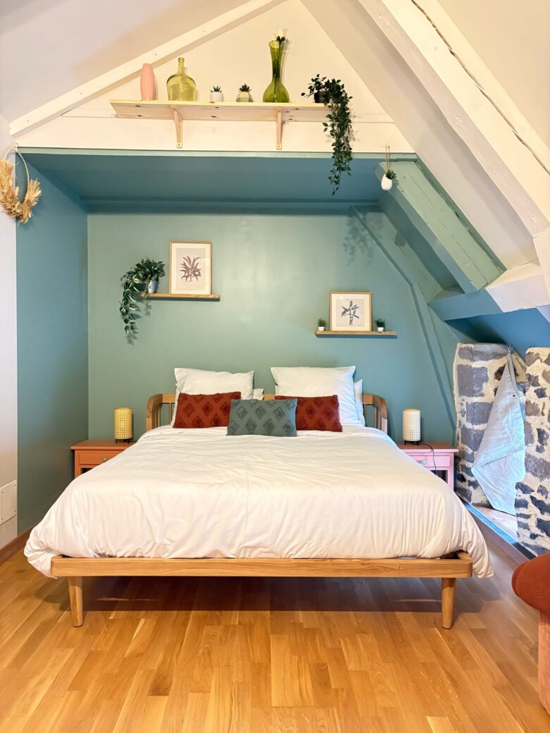 Chambre La Bohème à la Datcha Anastasia, avec lit queen size et décoration naturelle et épurée