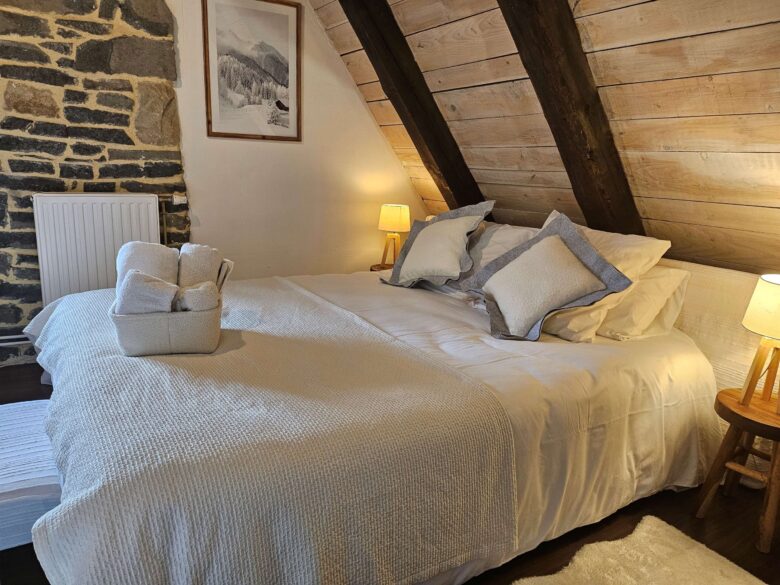 Chambre Le Refuge à la Datcha Anastasia, ambiance cosy sous les toits avec vue panoramique sur les montagnes.