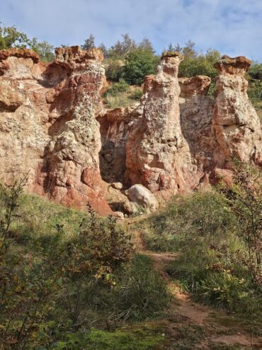 Paysages ocres du Colorado auvergnat près de la Datcha Anastasia, entre cheminées de fées et reliefs volcaniques