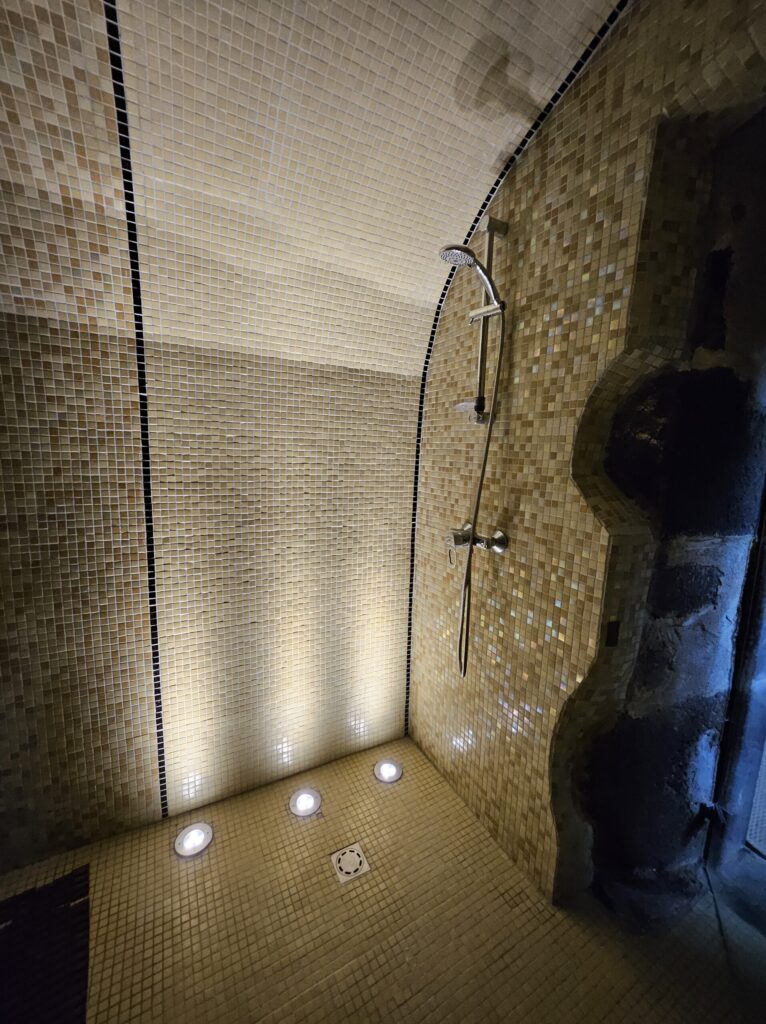 Douche attenante au hammam de la Datcha Anastasia, idéale après un moment de détente