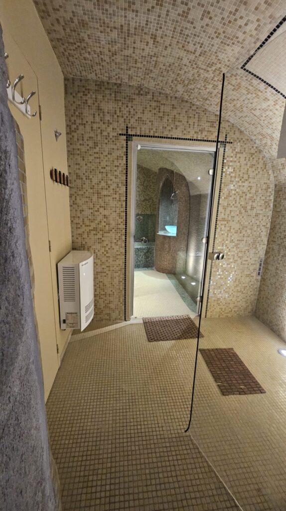 Entrée du hammam de la Datcha Anastasia, inspirée de l’art traditionnel marocain