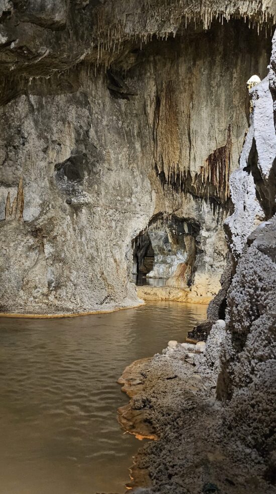 Jeux d’eau et concrétions minérales dans la grotte de la fontaine pétrifiante de Saint-Nectaire.