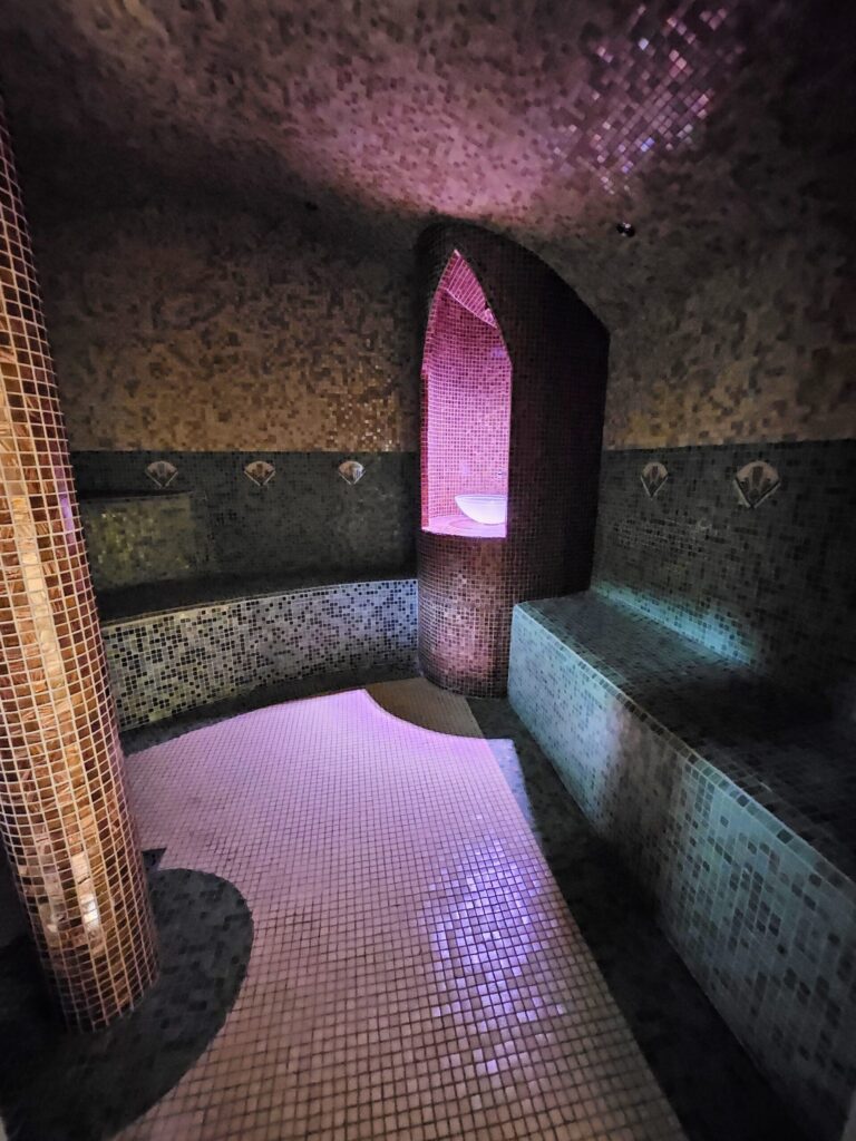 Vue intérieure du hammam marocain à la Datcha Anastasia, ambiance chaude et relaxante