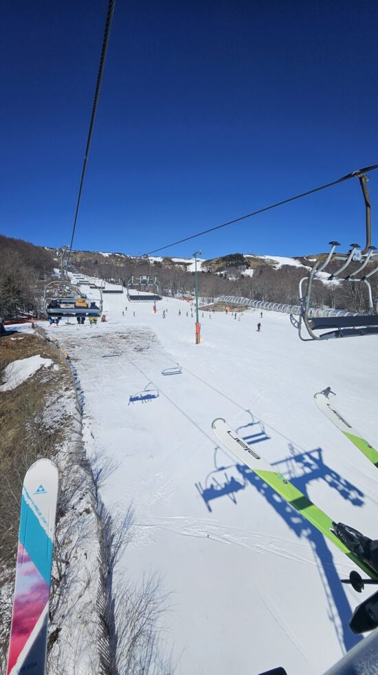 Vue sur les pistes et les remontées mécaniques de Super-Besse, au pied du Puy de Sancy.