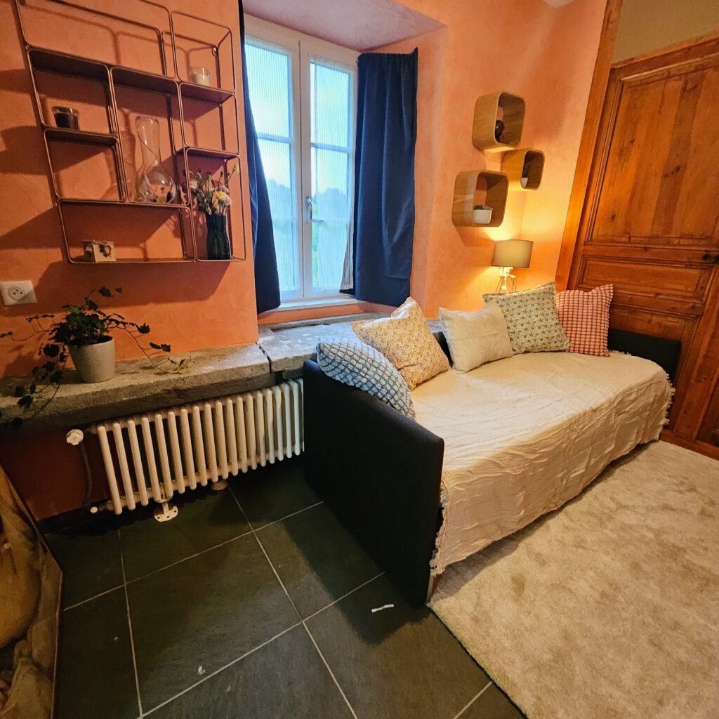 Petit salon de détente près du hammam de la Datcha Anastasia, parfait pour prolonger la relaxation