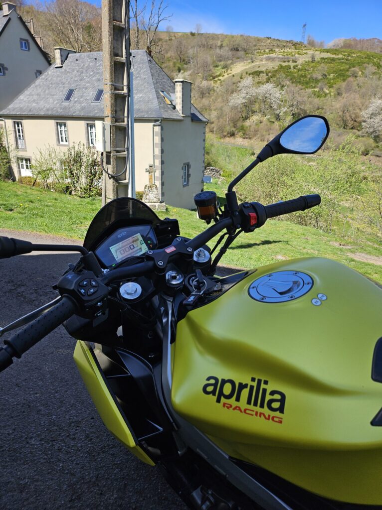 Motards sur une route de montagne en Auvergne, à proximité de la Datcha Anastasia