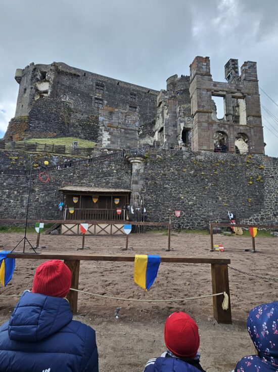 Vue panoramique du Château de Murol, forteresse médiévale surplombant le massif du Sancy.