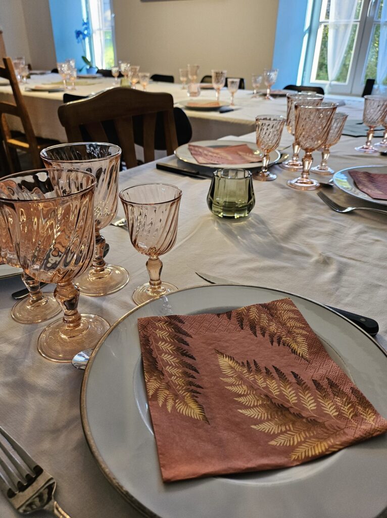 Grande table festive dressée à la Datcha Anastasia pour un repas de groupe ou une célébration