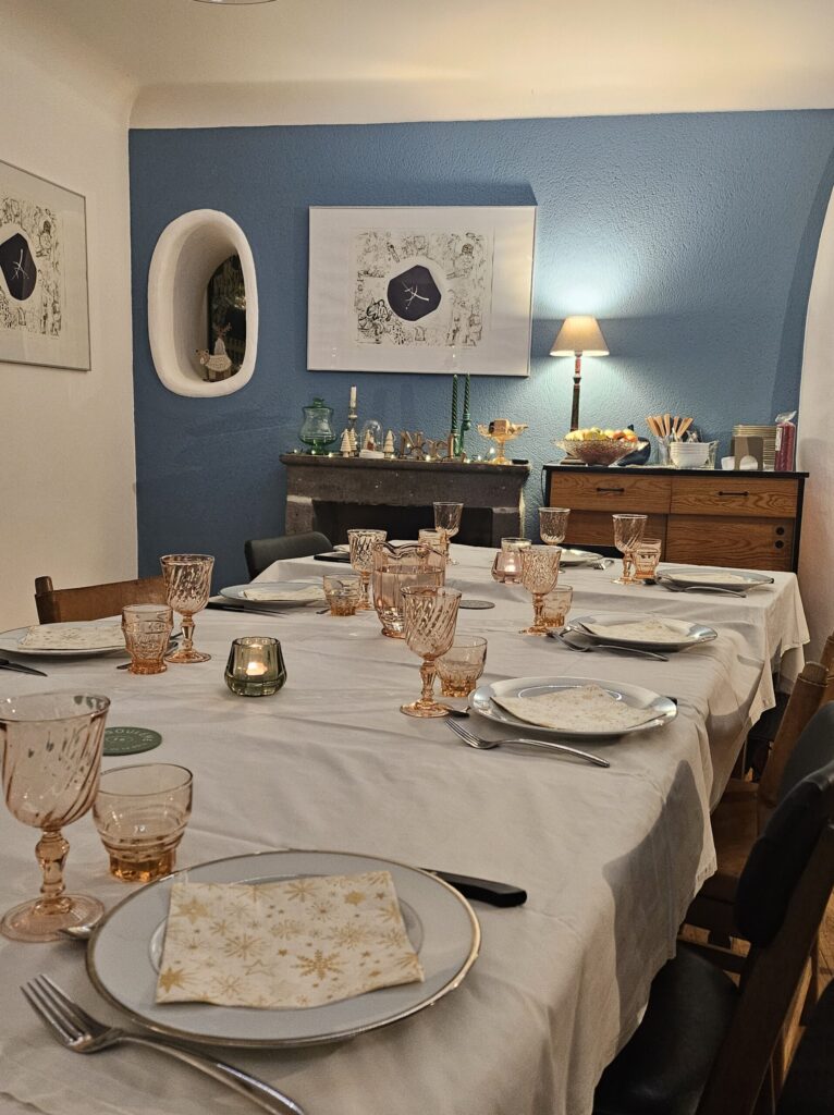 Table d’hôtes de la Datcha Anastasia dressée pour le dîner, ambiance chaleureuse et conviviale