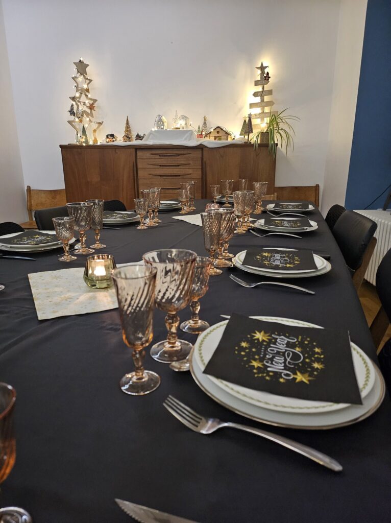 Table d’hôtes dressée pour le réveillon à la Datcha Anastasia, ambiance festive et chaleureuse