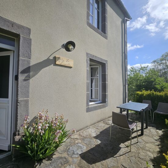 Terrasse extérieure du gîte La Lumette avec accès direct au jardin