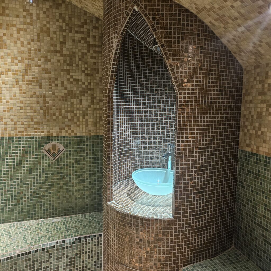 Vasque traditionnelle dans le hammam de la Datcha Anastasia, pour des rituels de bien-être authentiques