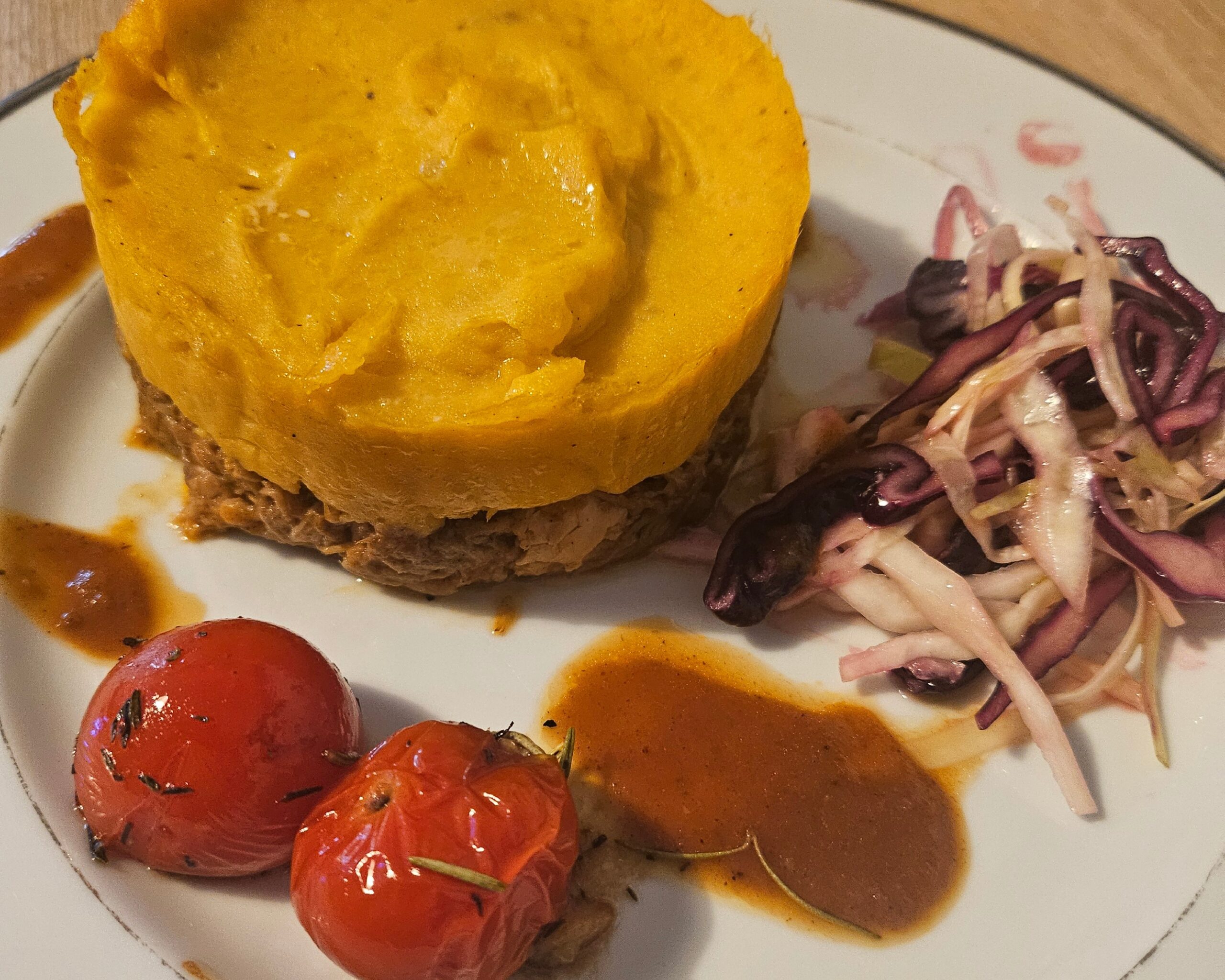 Assiette gourmande d’effiloché de viande accompagnée de légumes, servie à la table d’hôtes de la Datcha Anastasia.
