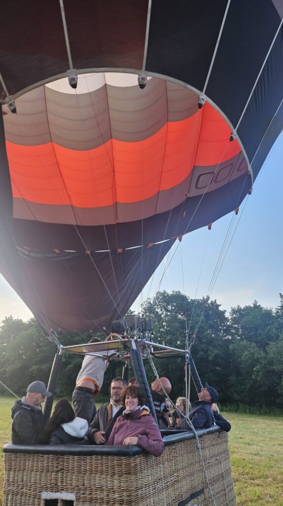 Montgolfière survolant les paysages volcaniques d’Auvergne à proximité de la Datcha Anastasia.