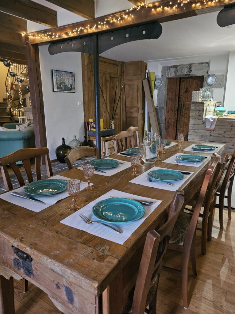 Table dressée dans le salon commun de la Datcha Anastasia, ambiance chaleureuse et conviviale pour les hôtes.