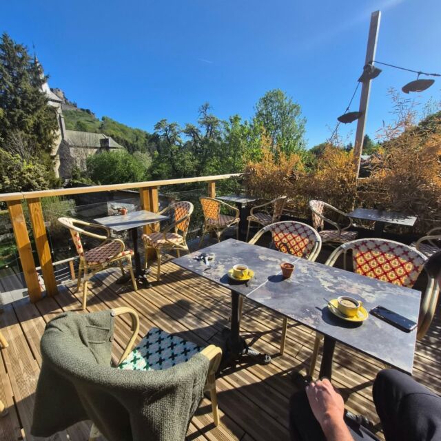 Quoi de plus agréable qu'une petite pause café sur la terrasse du restaurant @lacotemurol à Murol avec cette superbe vue sur le château 🥰

#pausecafé #chateaudemurol #maisondhotesdecharme #massifdusancy