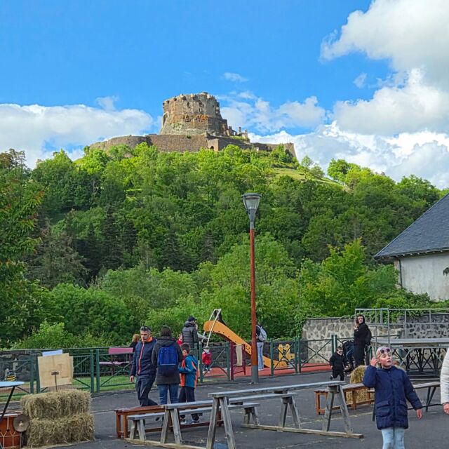 Petit tour aux Médiévales de Murol qui se déroulent jusqu'à dimanche. 

#massifdusancy @chateaudemurol #maisondhotesdecharme