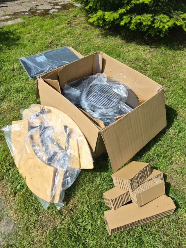 Après un déballage et un montage sous très haute surveillance, le brasero plancha est prêt à faire 🔥 Première chauffe en douceur, il ne manque plus qu'à lui trouver une belle place pour un vrai test demain soir !

#maisondhotesdecharme #maisondhôtes
#tabledhotes #brasero #massifdusancy