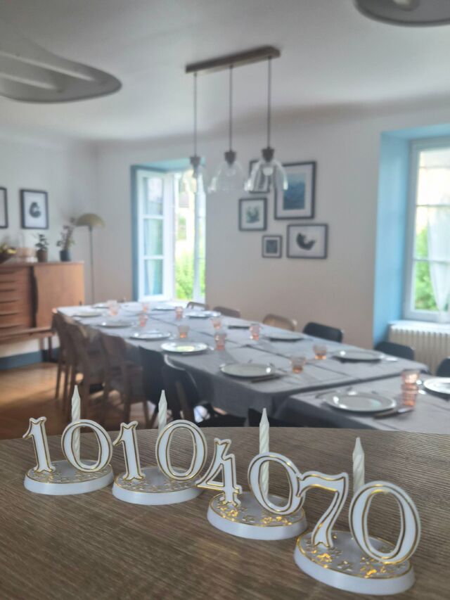 Petit retour sur une soirée anniversaire pour un groupe famille de 15 personnes. 4 gâteaux pour 4 anniversaires, 130 ans en tout 🎂🍾
Pour cela j'ai proposé 2 sortes de gâteaux, un fraisier et un entremet poire chocolat, pas facile de jouer au pâtissier surtout avec cette chaleur ☀️
J'espère que cette famille est repartie heureuse ! 🥰

#maisondhotesdecharme #tabledhotes #massifdusancy #maisondhôtes #vacancesenfamille