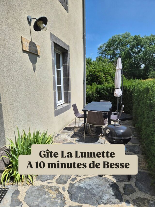 A 10 minutes de Besse, dans le hameau de Saint Anastaise et 20 minutes de la station @superbesse_officiel .⛰️
Ce petit gite se situe au rez-de-jardin de notre maison d'hôtes. Il dispose d'une cuisine bien équipée et dune terrasse privative. Lit bébé,  chaise haute et baignoire sur pieds à disposition. 
Si vous avez envie de calme et de fraîcheur, contactez moi !