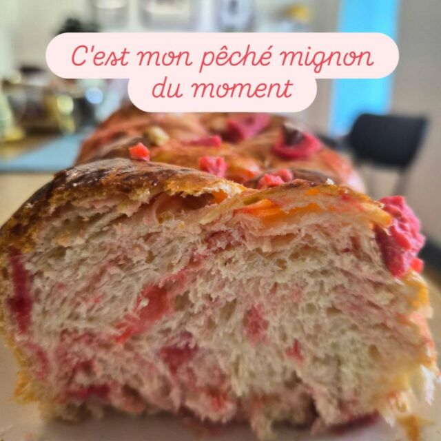 Mais pourquoi je n'ai pas goûté la brioche aux pralines rose avant ??!!!!
Elle était au petit dejeuner ce matin et il semblerait qu'elle ait plu ! 
Bientôt je me lancerai dans d'autres préparations mais pour cela j'attends mon petit 🎁
 Vivement qu'il arrive 😁

#tabledhôtes #breakfast #briochemaison #maisondhotesdecharme