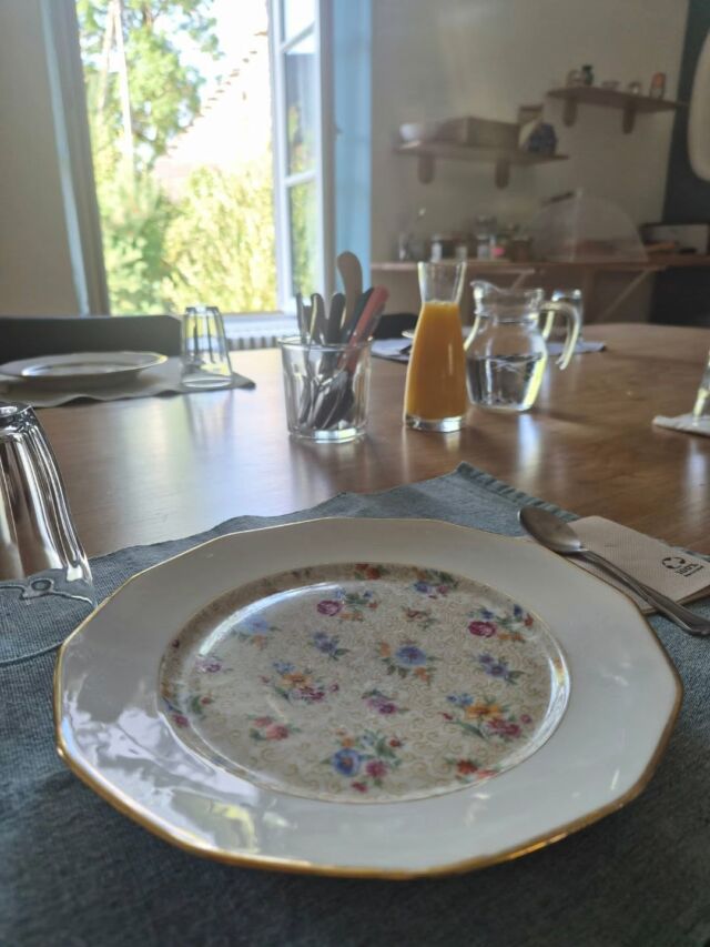 Petit déjeuner à la maison d'hôtes Datcha Anastasia. Du sucré, du salé, fait maison, du local...il y en a pour tous les gouts et tout est bon 🥰😋